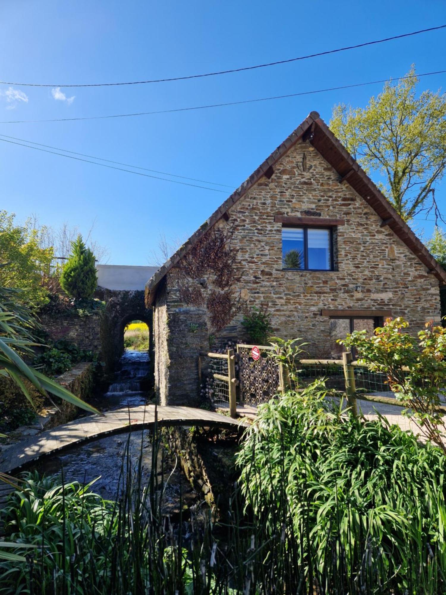 Ancien Moulin Pres D'Un Ruisseau Villa Sallen Exterior photo